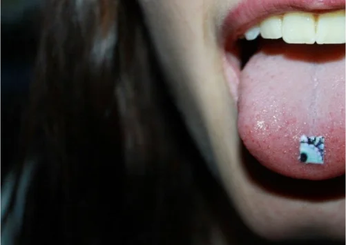 марка лсд на языке у девушки